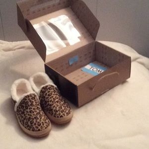 Toms NIB leopard slippers size 7